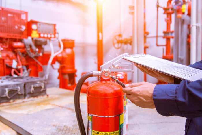 Esempio di uomo che svolge corsi antincendio