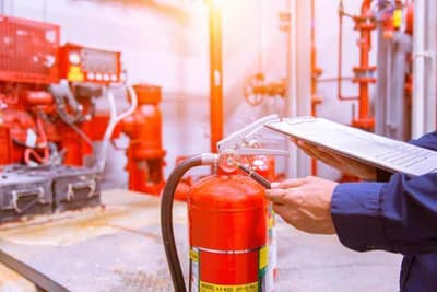 Esempio di uomo che svolge corsi antincendio