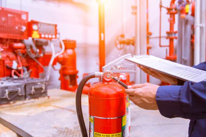 Esempio di uomo che svolge corsi antincendio